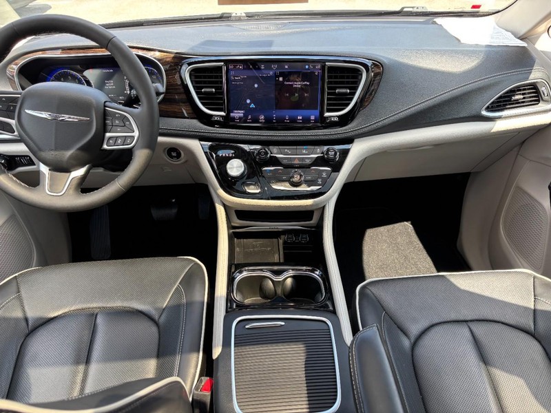 Chrysler Pacifica Vehicle Full-screen Gallery Image 16
