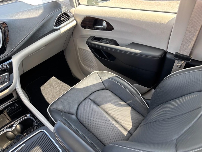 Chrysler Pacifica Vehicle Full-screen Gallery Image 17