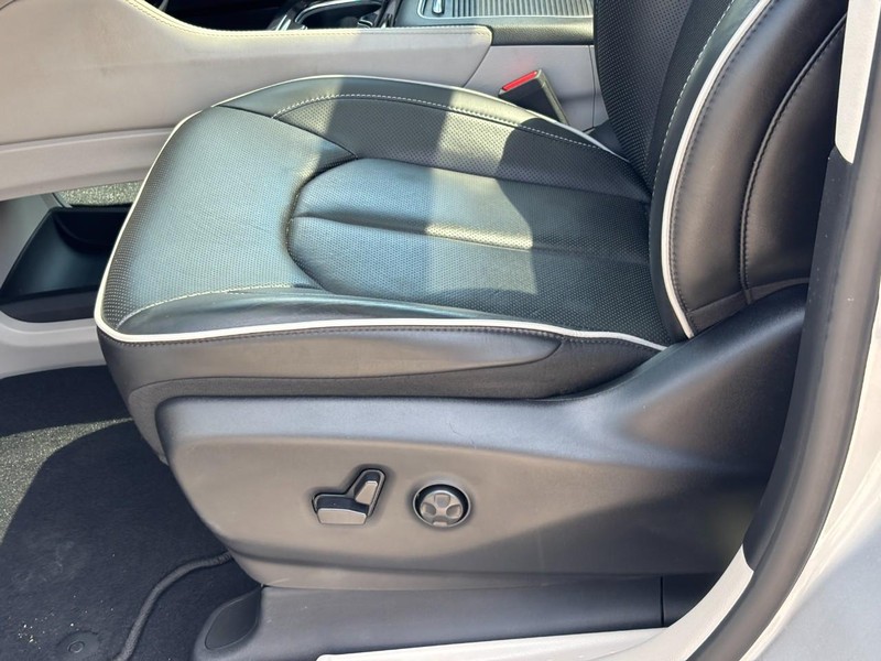 Chrysler Pacifica Vehicle Full-screen Gallery Image 18
