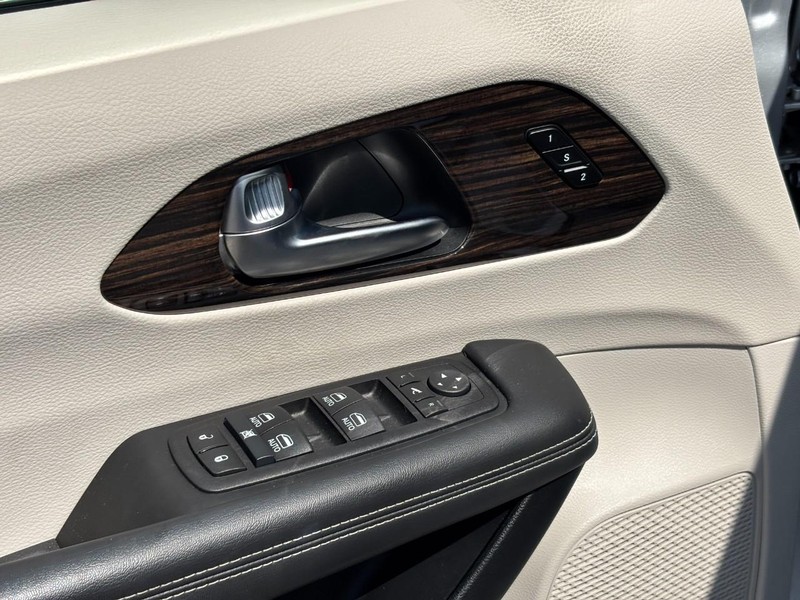 Chrysler Pacifica Vehicle Full-screen Gallery Image 19