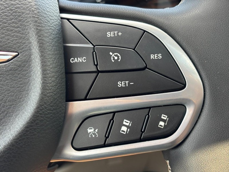 Chrysler Pacifica Vehicle Full-screen Gallery Image 21