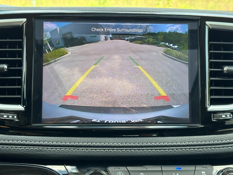 Chrysler Pacifica Vehicle Full-screen Gallery Image 25