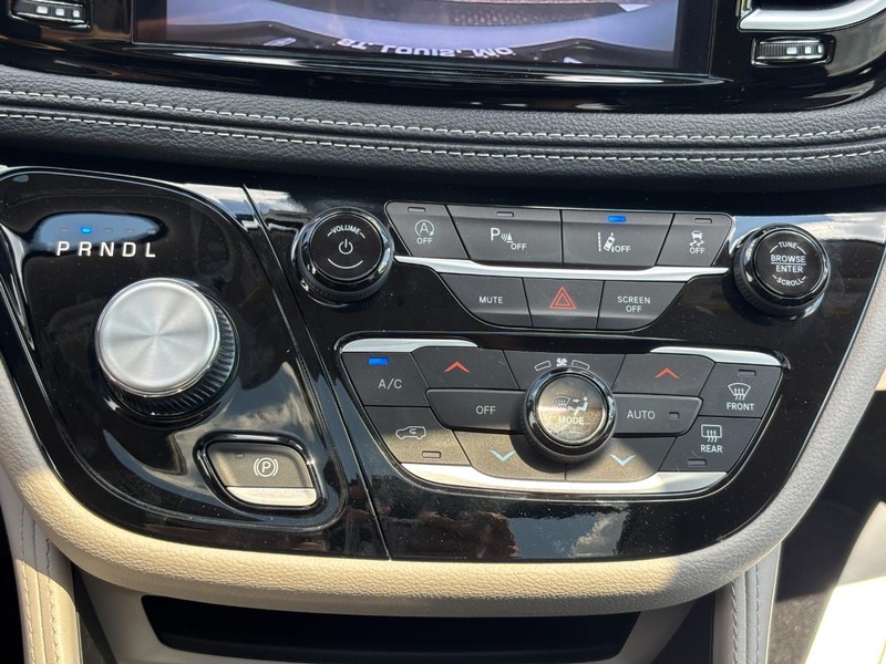 Chrysler Pacifica Vehicle Full-screen Gallery Image 26
