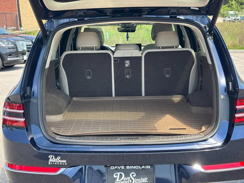 Genesis GV80 Vehicle Full-screen Gallery Image 10