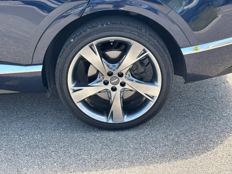Genesis GV80 Vehicle Full-screen Gallery Image 11