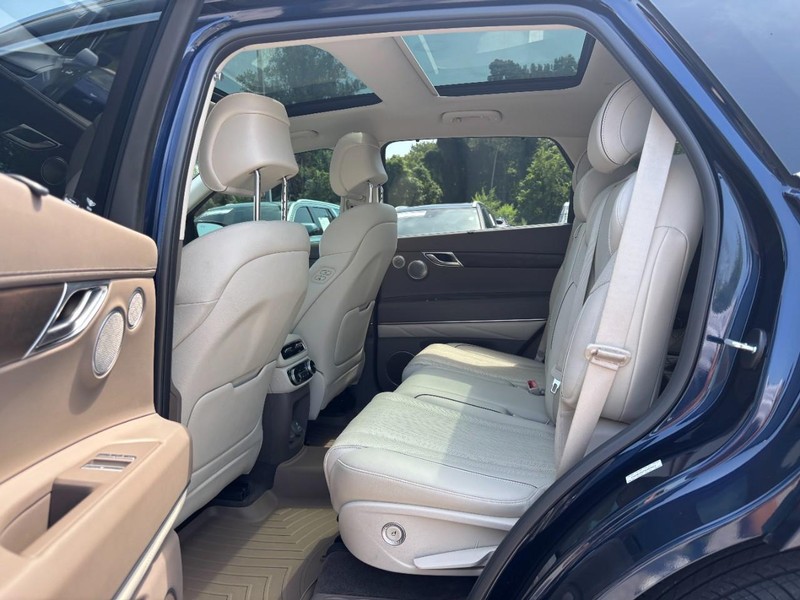 Genesis GV80 Vehicle Full-screen Gallery Image 12