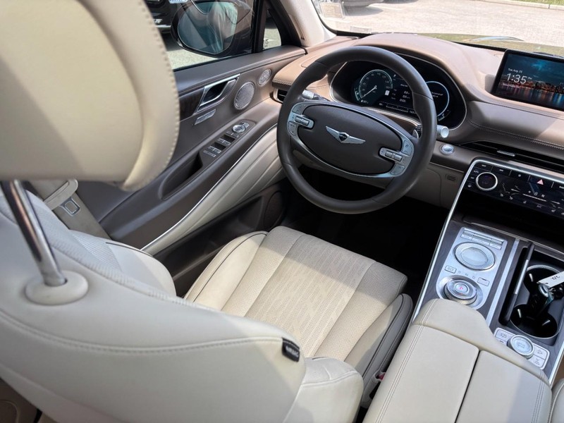 Genesis GV80 Vehicle Full-screen Gallery Image 13
