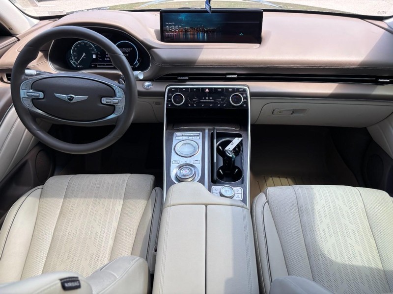 Genesis GV80 Vehicle Full-screen Gallery Image 14