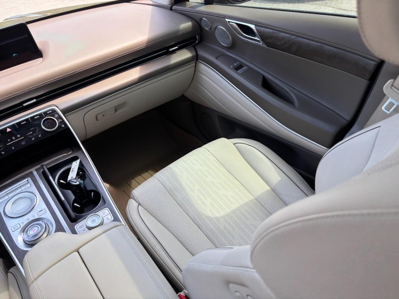 Genesis GV80 Vehicle Full-screen Gallery Image 15