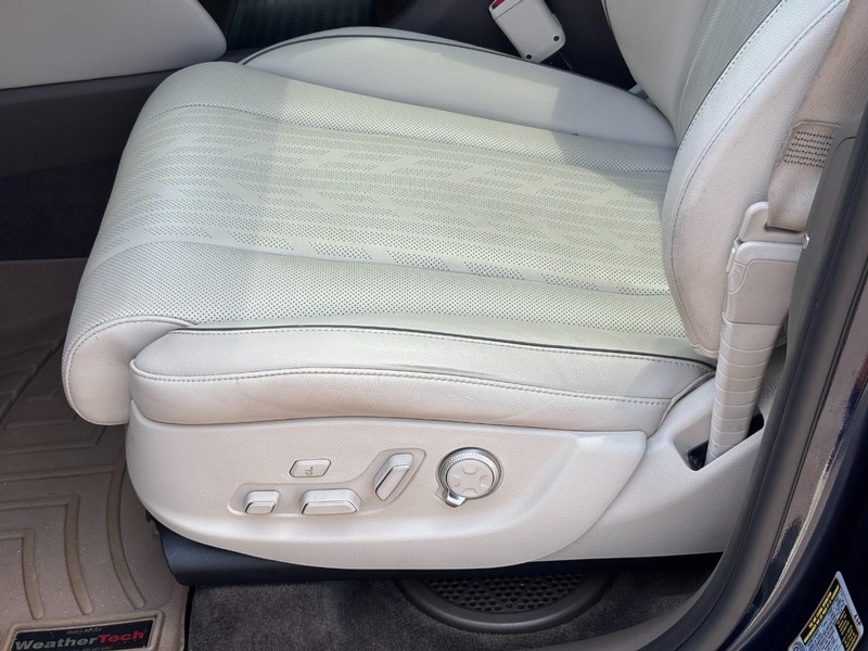 Genesis GV80 Vehicle Full-screen Gallery Image 16