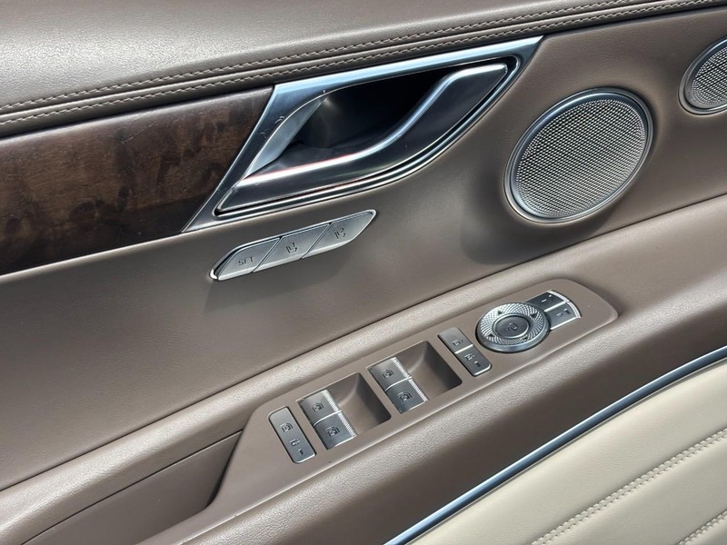 Genesis GV80 Vehicle Full-screen Gallery Image 17