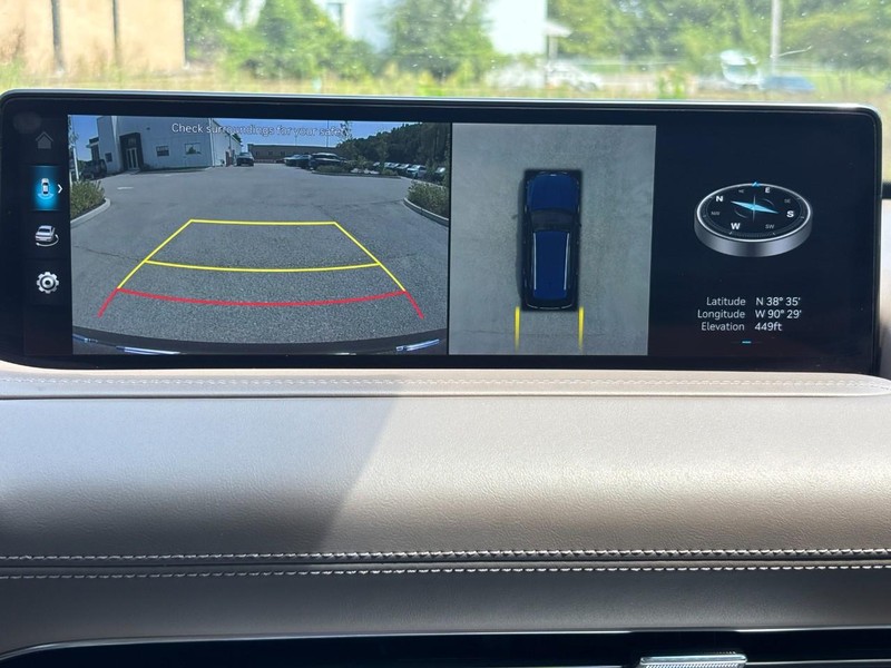 Genesis GV80 Vehicle Full-screen Gallery Image 22
