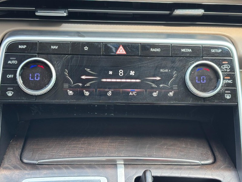 Genesis GV80 Vehicle Full-screen Gallery Image 23