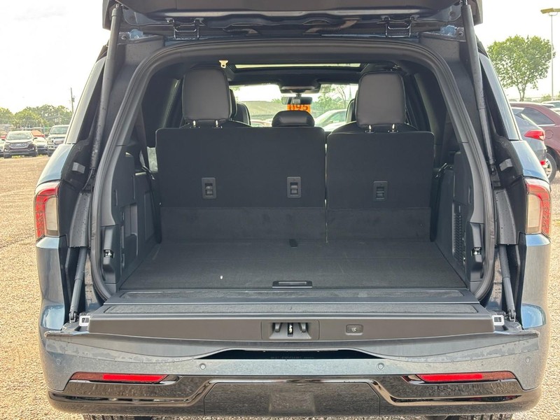 Lincoln Navigator L Vehicle Full-screen Gallery Image 10