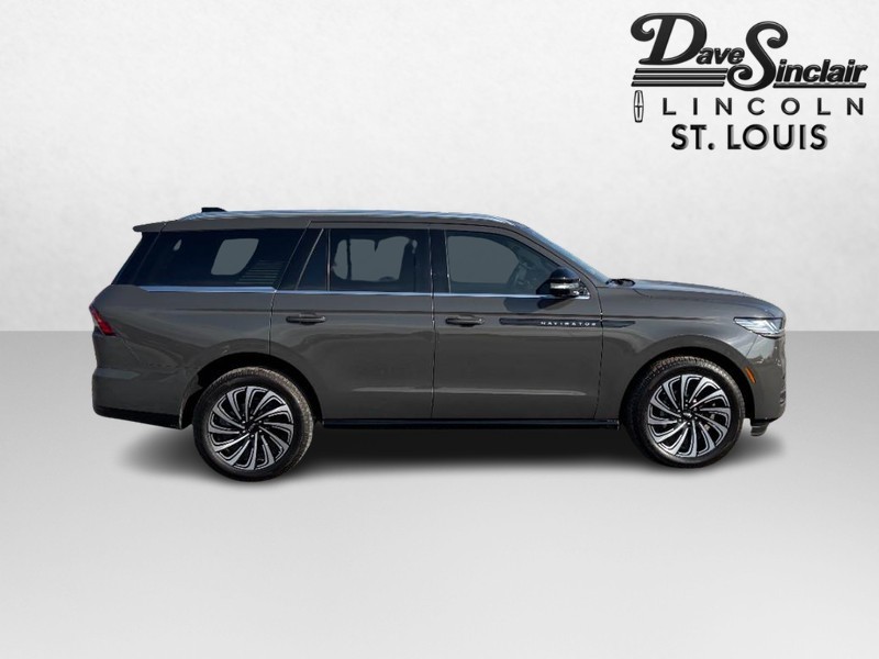 Lincoln Navigator Vehicle Full-screen Gallery Image 02