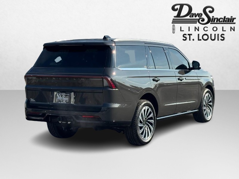 Lincoln Navigator Vehicle Full-screen Gallery Image 03