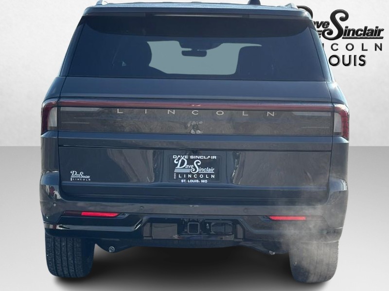 Lincoln Navigator Vehicle Full-screen Gallery Image 04