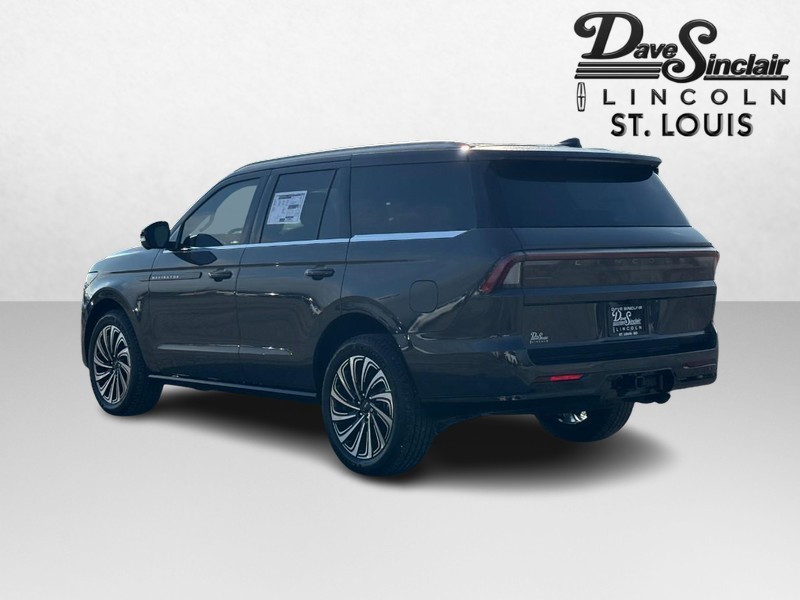 Lincoln Navigator Vehicle Full-screen Gallery Image 05