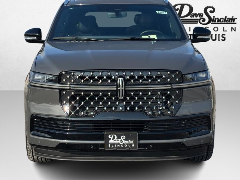 Lincoln Navigator Vehicle Full-screen Gallery Image 09
