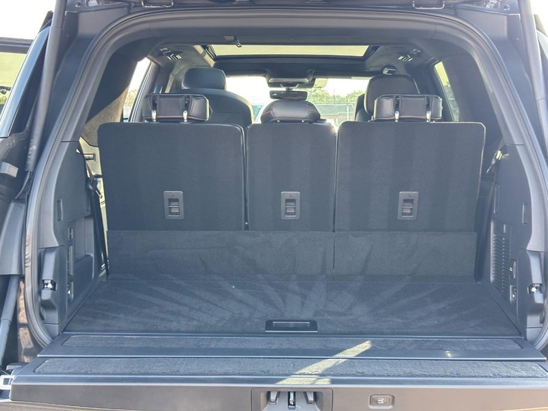 Lincoln Navigator Vehicle Full-screen Gallery Image 10