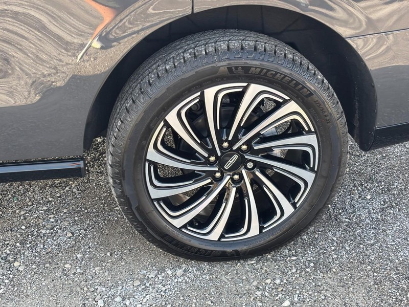 Lincoln Navigator Vehicle Full-screen Gallery Image 11