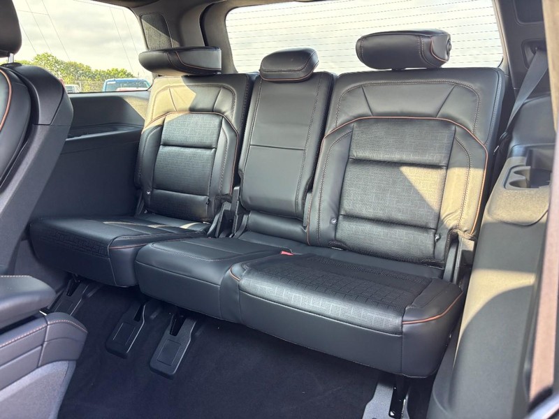 Lincoln Navigator Vehicle Full-screen Gallery Image 12