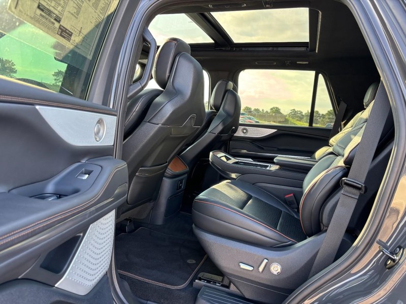 Lincoln Navigator Vehicle Full-screen Gallery Image 13