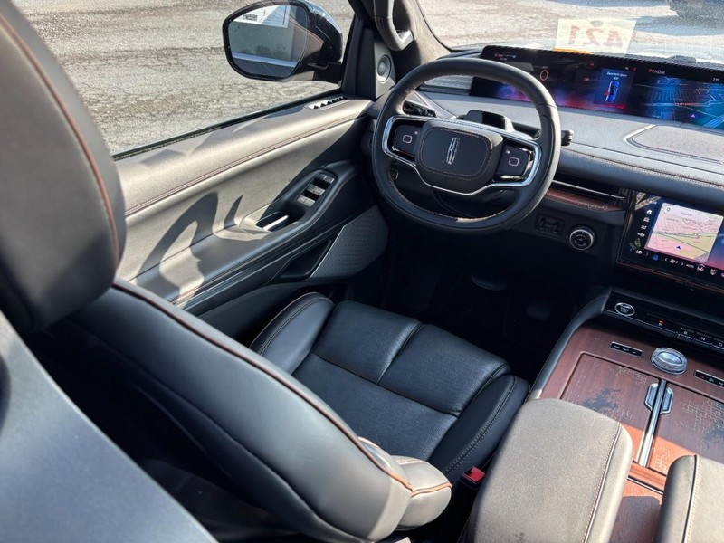 Lincoln Navigator Vehicle Full-screen Gallery Image 14