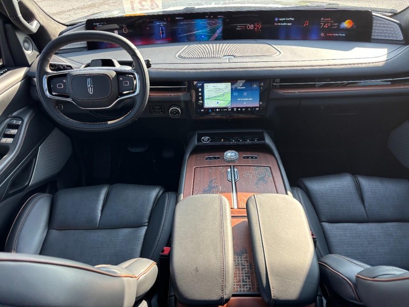 Lincoln Navigator Vehicle Full-screen Gallery Image 15