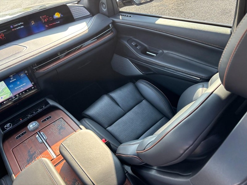 Lincoln Navigator Vehicle Full-screen Gallery Image 16