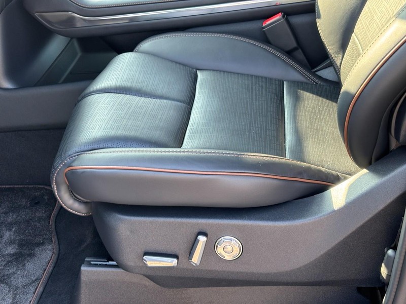 Lincoln Navigator Vehicle Full-screen Gallery Image 17