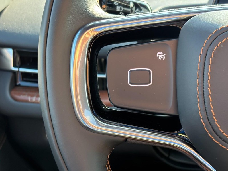 Lincoln Navigator Vehicle Full-screen Gallery Image 19
