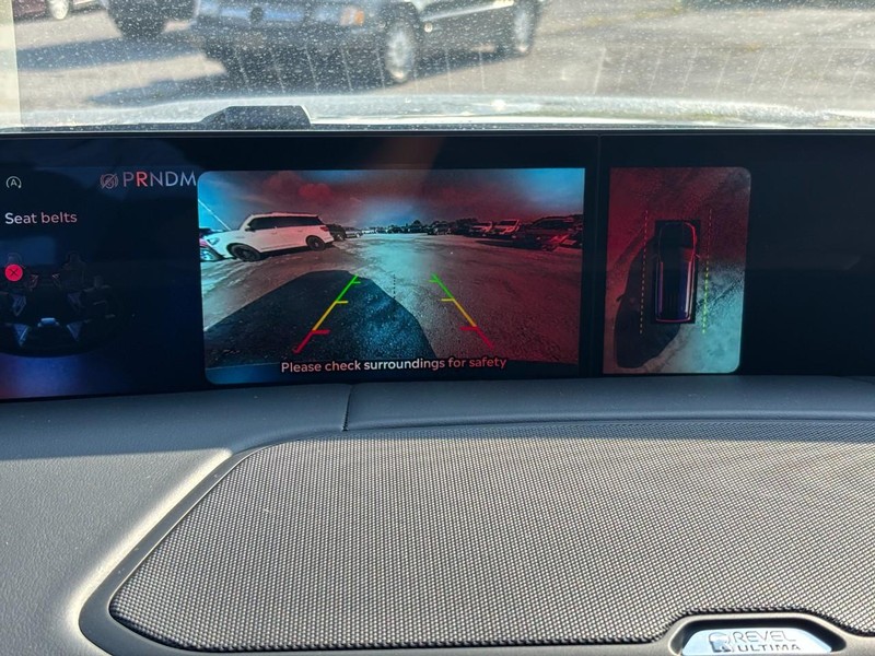 Lincoln Navigator Vehicle Full-screen Gallery Image 23