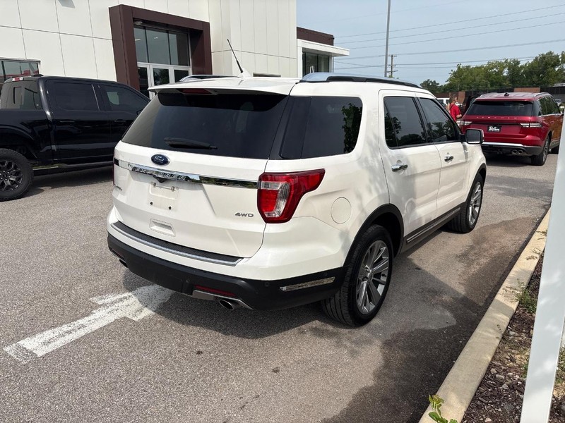 Ford Explorer Vehicle Full-screen Gallery Image 03