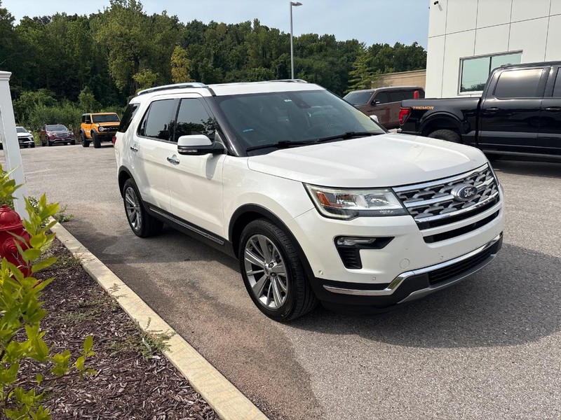 Ford Explorer Vehicle Full-screen Gallery Image 04