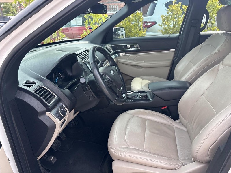 Ford Explorer Vehicle Full-screen Gallery Image 05