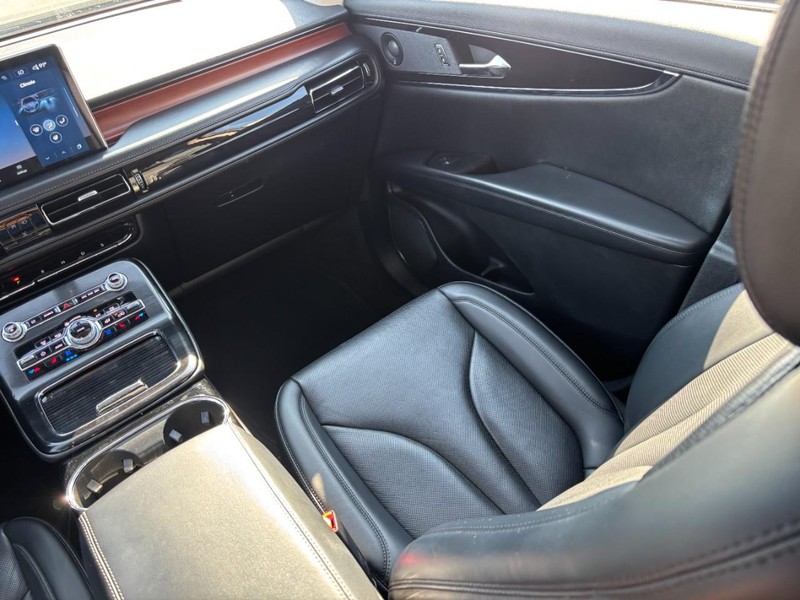 Lincoln Nautilus Vehicle Full-screen Gallery Image 15