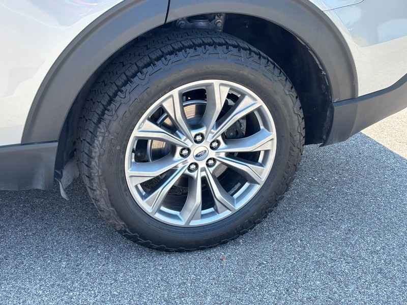 Ford Explorer Vehicle Full-screen Gallery Image 11
