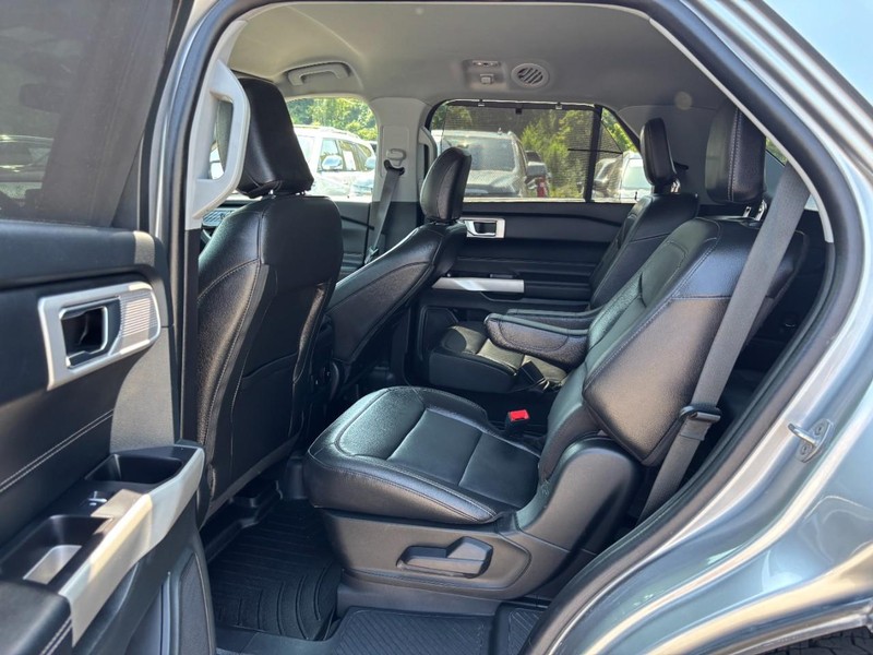 Ford Explorer Vehicle Full-screen Gallery Image 13