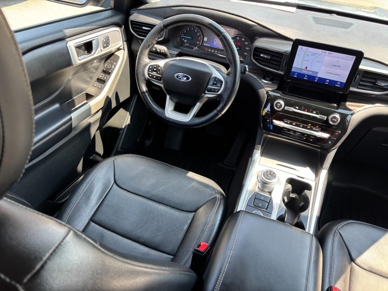 Ford Explorer Vehicle Full-screen Gallery Image 14