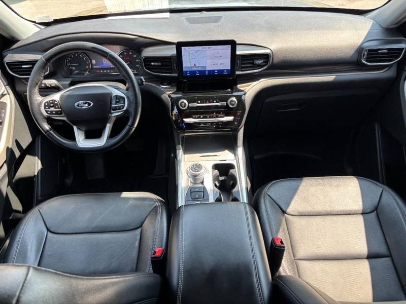 Ford Explorer Vehicle Full-screen Gallery Image 15