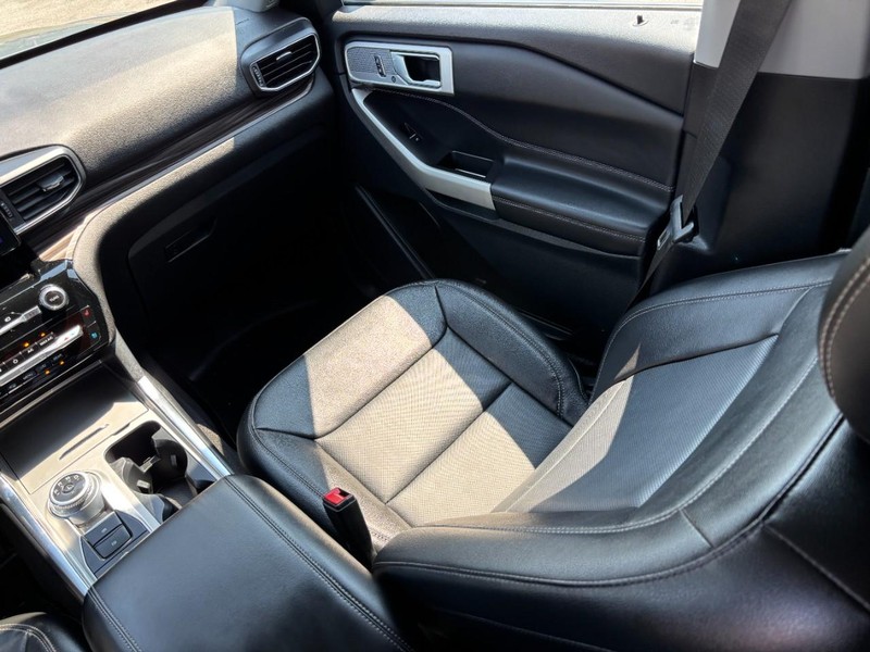 Ford Explorer Vehicle Full-screen Gallery Image 16