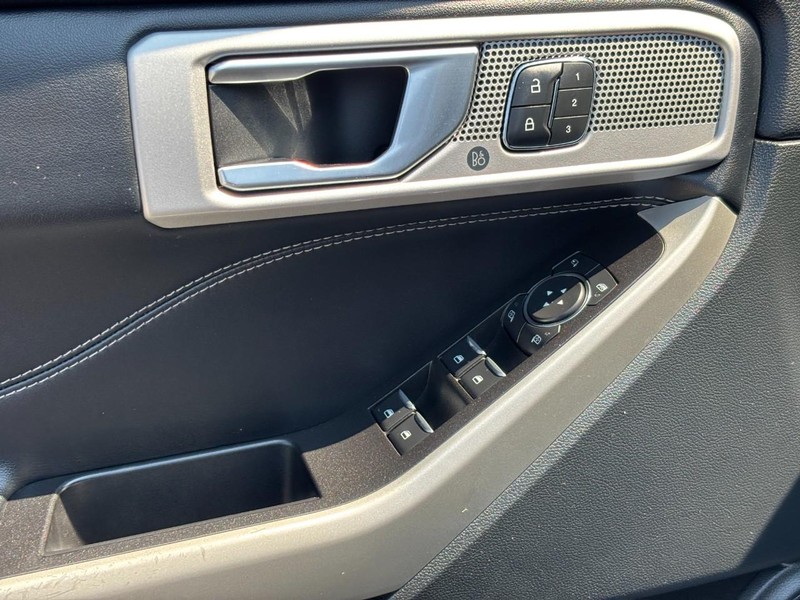 Ford Explorer Vehicle Full-screen Gallery Image 18
