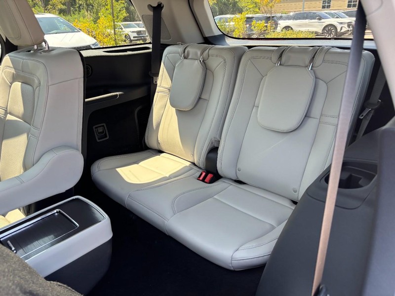 Lincoln Aviator Vehicle Full-screen Gallery Image 12