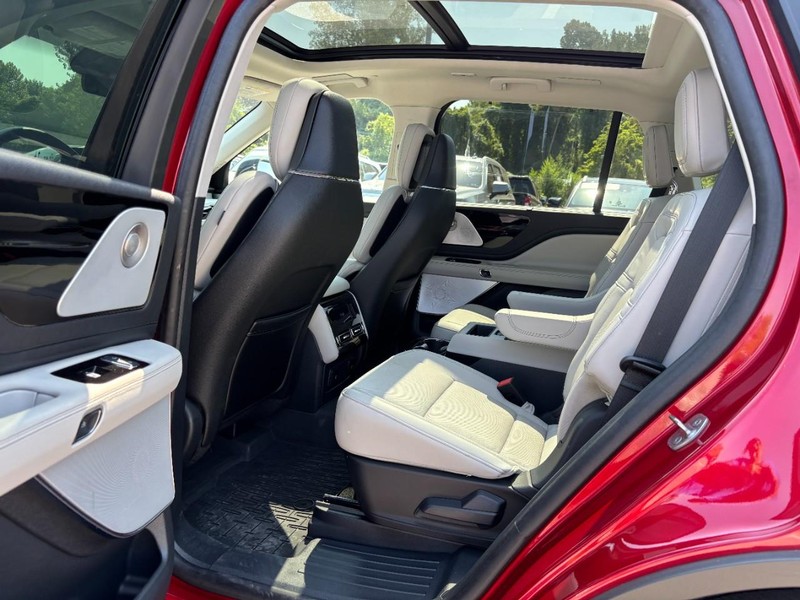 Lincoln Aviator Vehicle Full-screen Gallery Image 13