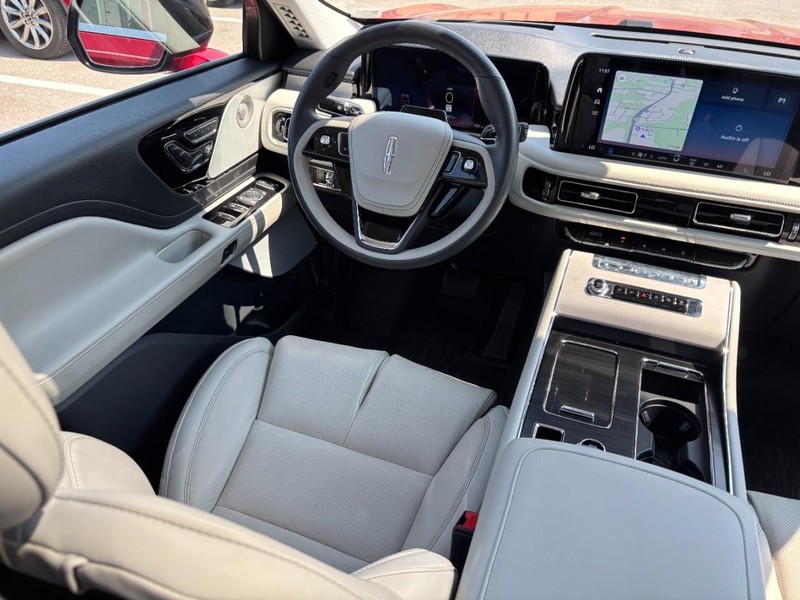 Lincoln Aviator Vehicle Full-screen Gallery Image 14