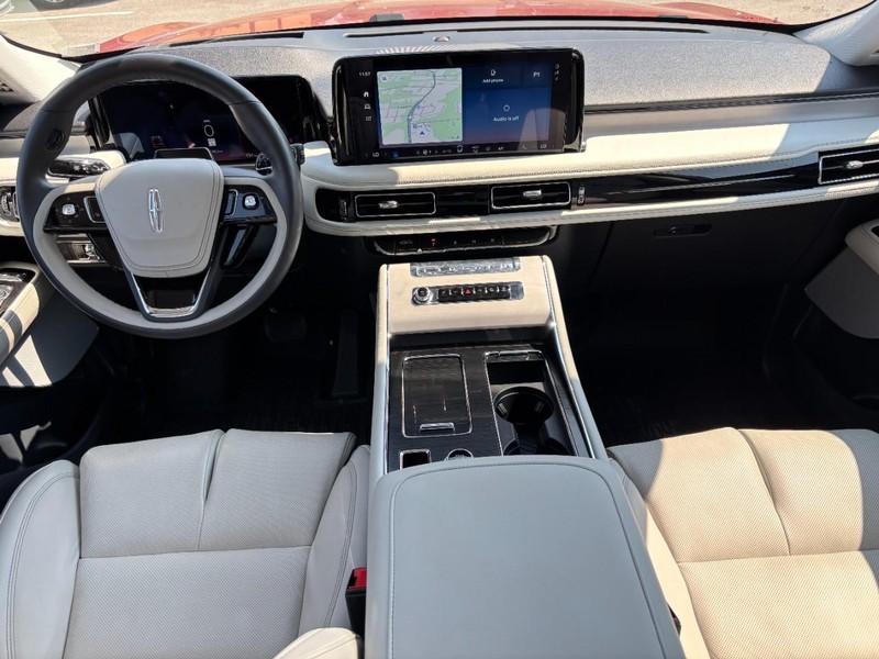Lincoln Aviator Vehicle Full-screen Gallery Image 15