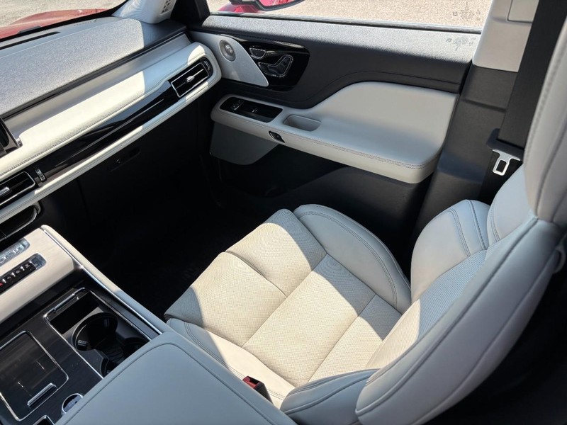 Lincoln Aviator Vehicle Full-screen Gallery Image 16