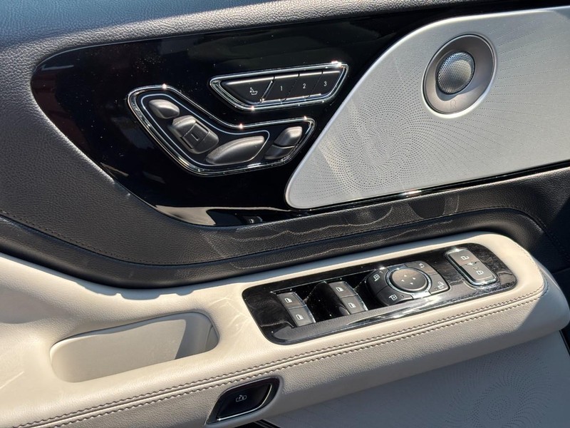 Lincoln Aviator Vehicle Full-screen Gallery Image 18