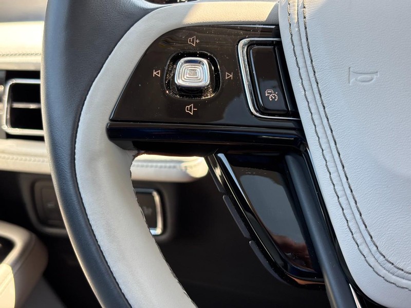 Lincoln Aviator Vehicle Full-screen Gallery Image 19